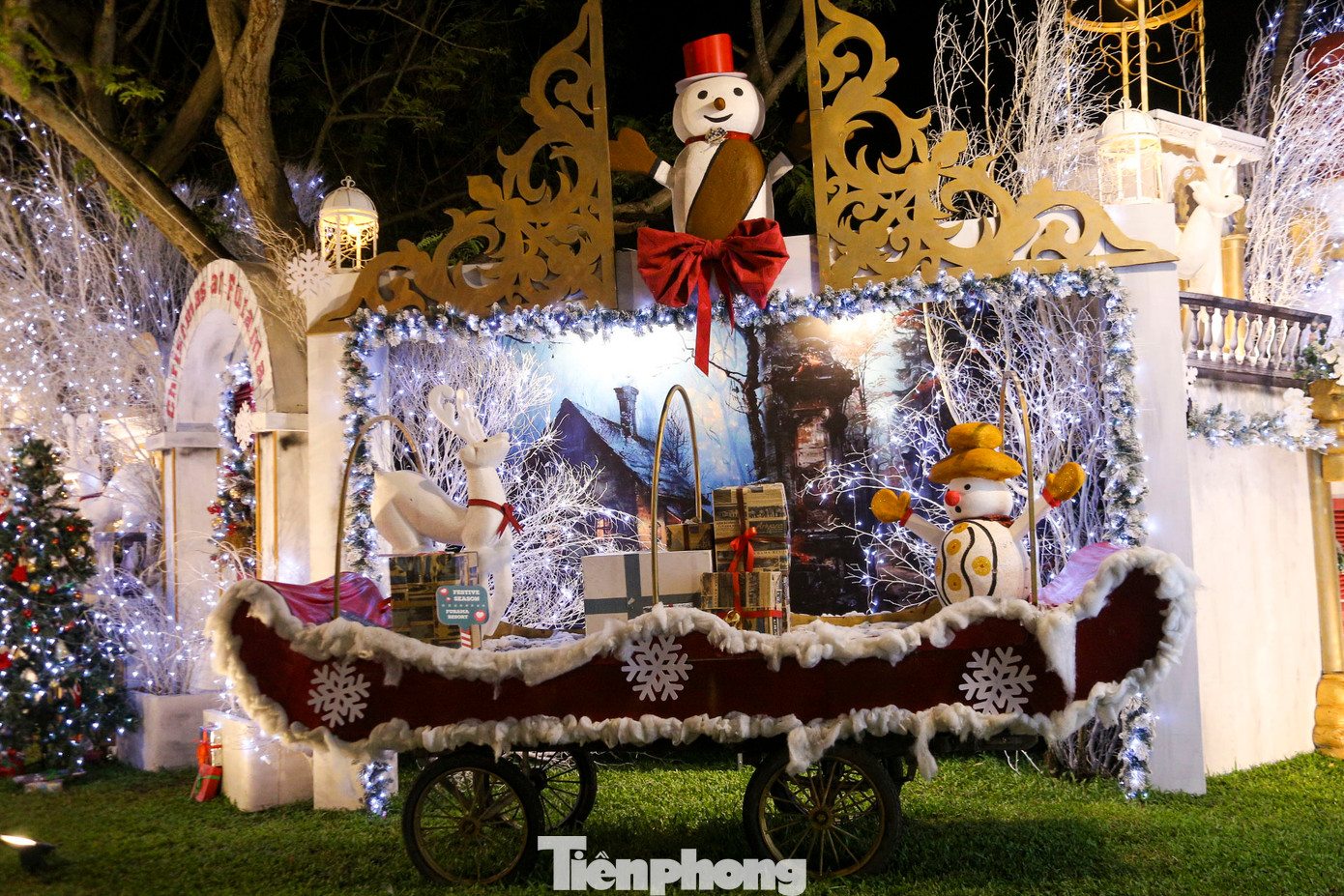 Quán cà phê, nhà hàng... đã trang trí không gian với nhiều tông màu rất đẹp mắt. Quán cà phê, nhà hàng... đã trang trí không gian với nhiều tông màu rất đẹp mắt.