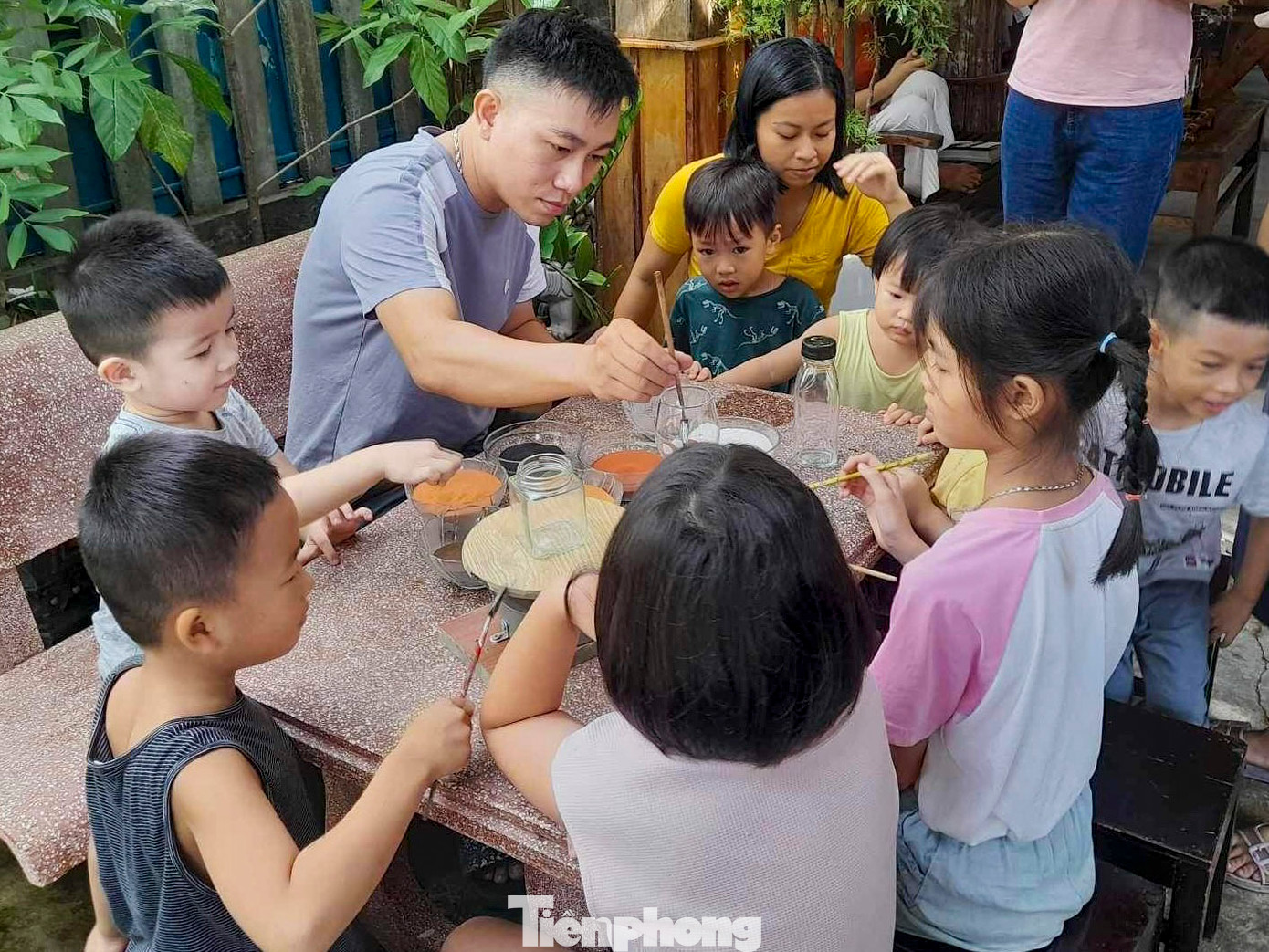 Rất nhiều em nhỏ thích thú khi được bố mẹ dẫn đến học hỏi, trải nghiệm làm tranh.