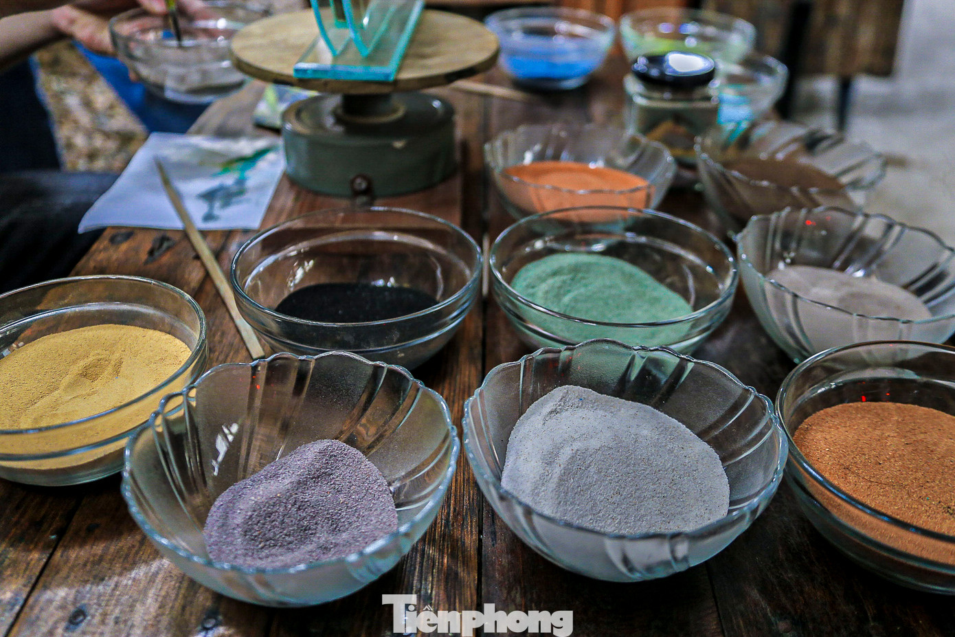 Để có đủ số lượng cát màu vẽ tranh, anh phải đi hơn 500km đến đồi cát tại Phan Thiết tìm và vận chuyển về Đà Nẵng sơ chế.