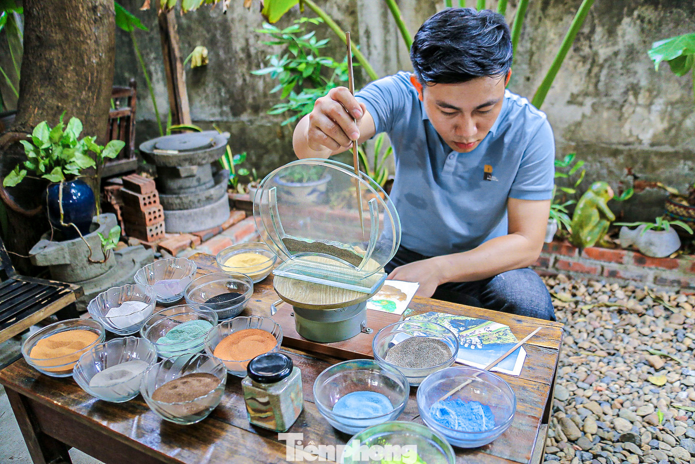 Anh Dũng cho biết, anh bắt đầu theo nghề tranh cát trong một lần tình cờ xem biểu diễn trên sóng truyền hình, sau đó lặn lội vào TP. HCM để tìm tòi, học hỏi. "Để theo đuổi đam mê, tôi đã từ bỏ công việc đầu bếp, lặn lội vào thành phố để tìm học. Tuy gặp rất nhiều khó khăn nhưng với niềm đam mê tôi đã cố gắng học ra nghề và làm cho đến tận bây giờ", anh Dũng chia sẻ.