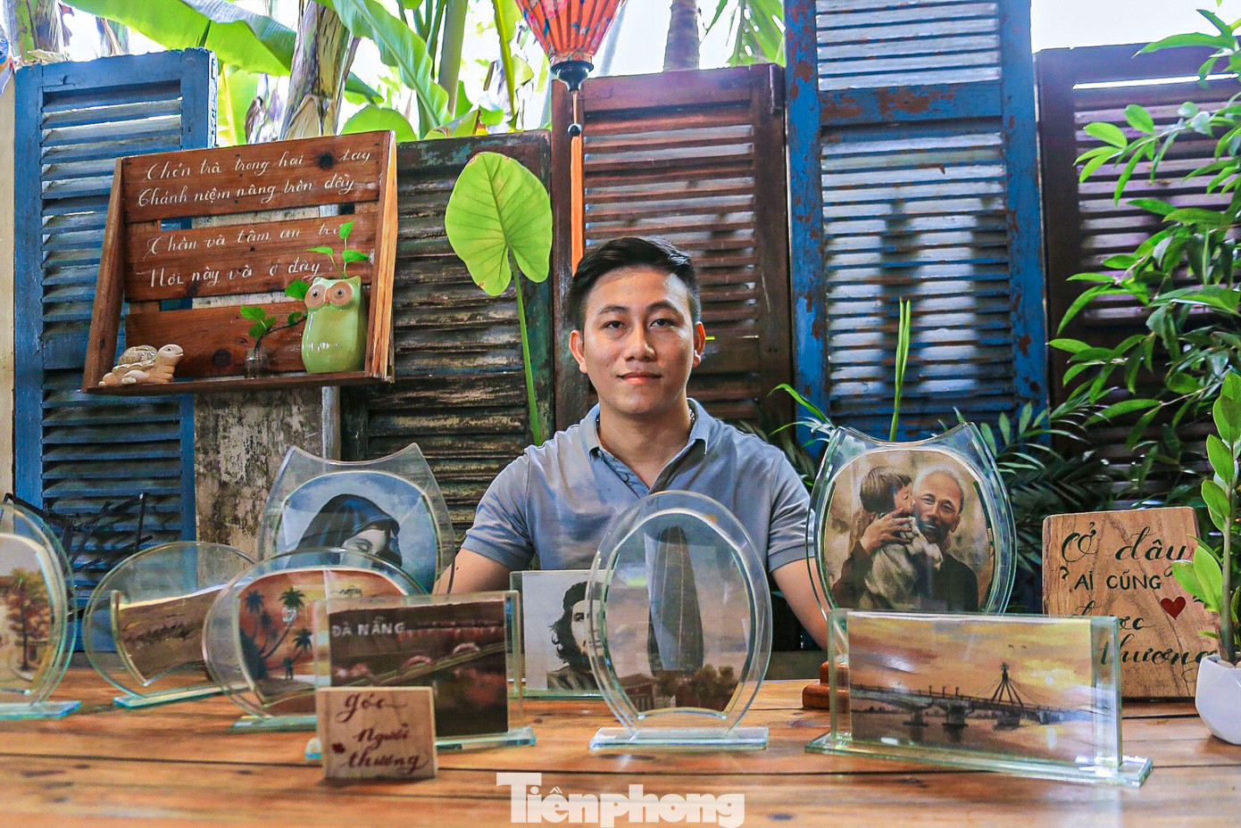 Bằng tài năng và niềm đam mê, anh Phan Quang Dũng (phường Thọ Quang, quận Sơn Trà) đã làm nên những bức tranh cát độc đáo, đẹp mắt thu hút nhiều người đến mua và trải nghiệm.