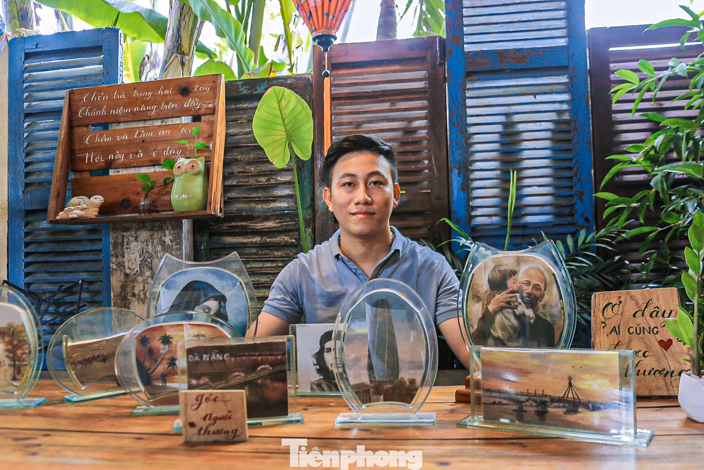 Bằng tài năng và niềm đam mê, anh Phan Quang Dũng (phường Thọ Quang, quận Sơn Trà) đã làm nên những bức tranh cát độc đáo, đẹp mắt thu hút nhiều người đến mua và trải nghiệm.