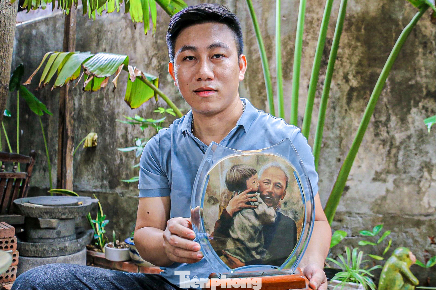 Tranh anh làm ra có giá từ 800.000 - 1.500.000 đồng/bức. Tùy theo tranh chân dung, phong cảnh hay làng quê mà có giá khác nhau.