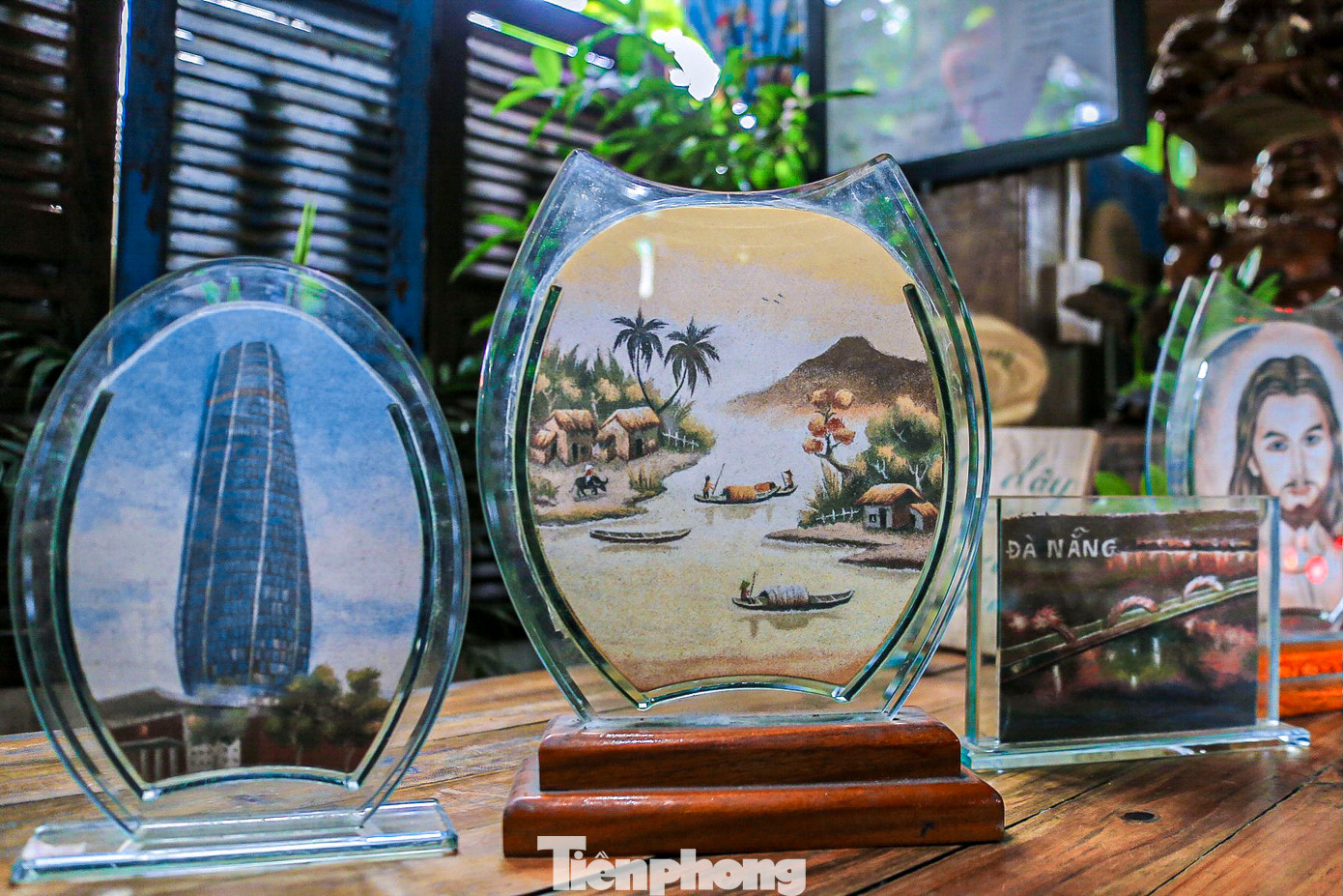 Trong góc nhỏ quán cà phê được anh trưng bày các bức tranh làm từ cát đẹp mắt.