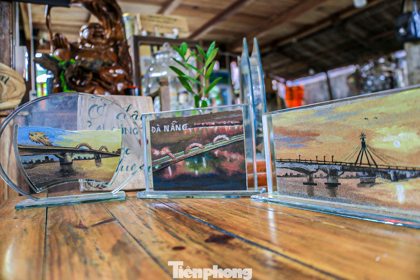 Trong góc nhỏ quán cà phê được anh trưng bày các bức tranh làm từ cát đẹp mắt.