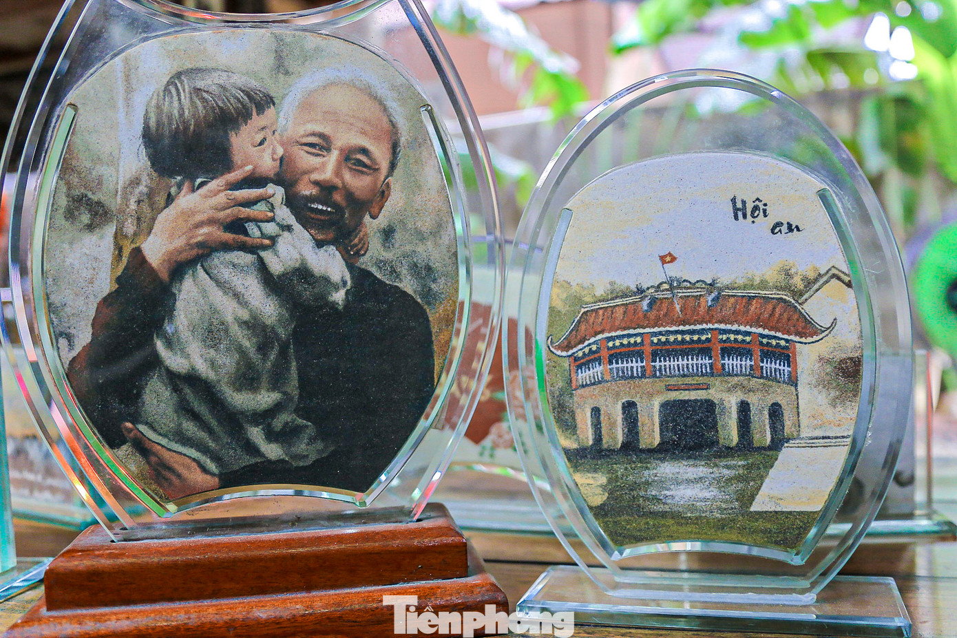 Những bức tranh của anh thường có chủ đề về cuộc sống nông thôn, phong cảnh thiên nhiên, và những hình ảnh truyền thống của quê hương.