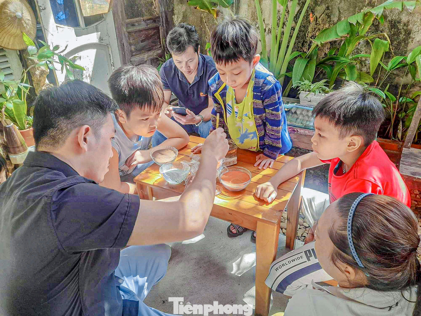 Rất nhiều em nhỏ thích thú khi được bố mẹ dẫn đến học hỏi, trải nghiệm làm tranh.