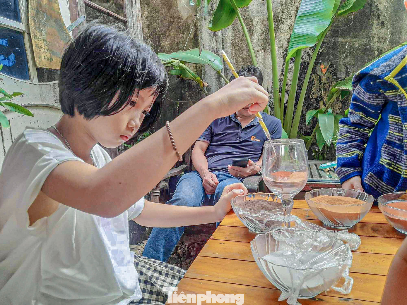 Rất nhiều em nhỏ thích thú khi được bố mẹ dẫn đến học hỏi, trải nghiệm làm tranh.