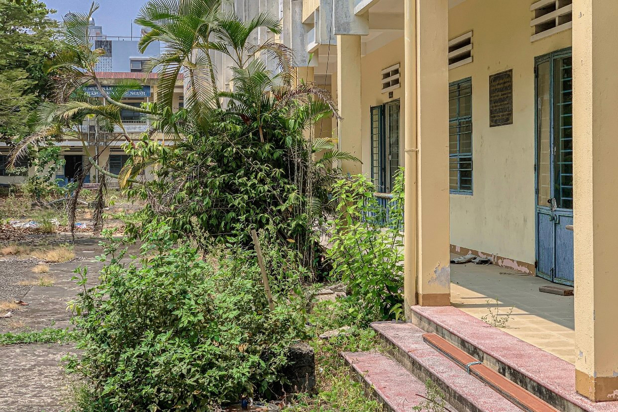 Theo lãnh đạo của UBND quận Sơn Trà, cơ sở Trung tâm giáo dục thường xuyên số 1 (cơ sở 2) được thành phố Đà Nẵng dự kiến đầu tư xây dựng trụ sở UBND phường An Hải Đông. Tuy nhiên, sau khi có phương án sáp nhập hai phường An Hải Đông và phường An Hải Tây để thành lập phường mới thì dự án này không thực hiện nữa. Về phương án sử dụng Trung tâm giáo dục thường xuyên, lãnh đạo quận Sơn Trà cho biết, khi có trường học trên địa bàn quận đầu tư xây dựng, sửa chữa lại thì sẽ chuyển học sinh của các trường về trung tâm để học tạm nhằm đảm bảo an toàn. Theo lãnh đạo của UBND quận Sơn Trà, cơ sở Trung tâm giáo dục thường xuyên số 1 (cơ sở 2) được thành phố Đà Nẵng dự kiến đầu tư xây dựng trụ sở UBND phường An Hải Đông. Tuy nhiên, sau khi có phương án sáp nhập hai phường An Hải Đông và phường An Hải Tây để thành lập phường mới thì dự án này không thực hiện nữa. Về phương án sử dụng Trung tâm giáo dục thường xuyên, lãnh đạo quận Sơn Trà cho biết, khi có trường học trên địa bàn quận đầu tư xây dựng, sửa chữa lại thì sẽ chuyển học sinh của các trường về trung tâm để học tạm nhằm đảm bảo an toàn.