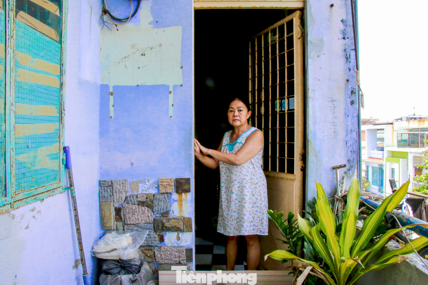 Bà Nguyễn Thị Mỹ Hương, người dân sống tại đây chia sẻ: "Gia đình tôi đã sống ở đây gần 20 năm, cứ mỗi lần mưa là nước thấm vào tường, trần nhà bong tróc, ẩm mốc. Mỗi mùa mưa bão là cả nhà nơm nớp lo sợ. Giờ nghe tin thành phố có chủ trương di dời, hỗ trợ tái định cư, tôi mừng lắm. Mong việc này sớm triển khai để chúng tôi được sống trong căn nhà mới khang trang, an toàn hơn."