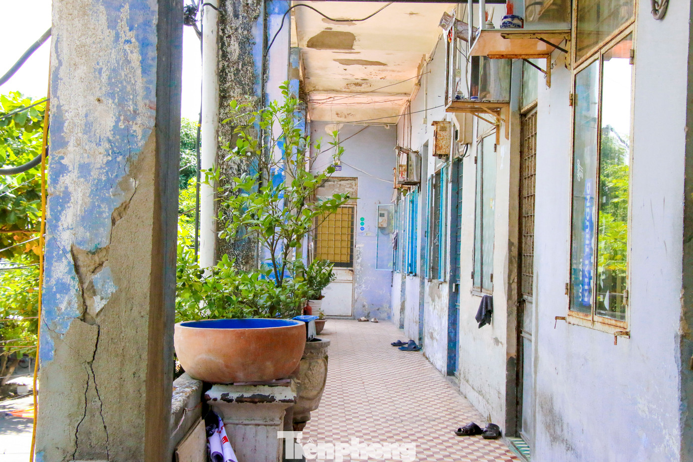 Tuy nhiên, để đảm bảo an toàn, nhu cầu sử dụng lâu dài của người dân, đồng thời đáp ứng yêu cầu về cảnh quan đô thị và tiêu chuẩn diện tích căn hộ tối thiểu, thành phố đang hướng tới nâng diện tích bình quân mỗi căn hộ lên 32m2. Trong khi đó, tại các khu hiện hữu, diện tích tối thiểu mỗi căn hộ mới chỉ đạt 29m2. Đó là lý do thành phố thống nhất di dời, giải tỏa chung cư này.