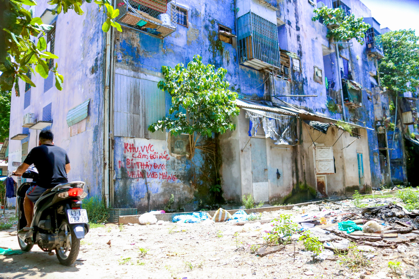 Đối với các hộ dân chọn phương án mua nhà ở xã hội tại Chung cư số 10 Trịnh Công Sơn và Chung cư Hòa Minh thì được Nhà nước bố trí chỗ ở tạm thời hoặc hỗ trợ tiền để hộ dân tự lo chỗ ở trong thời gian chờ xây dựng chung cư, mức hỗ trợ bằng 50% theo quy định.