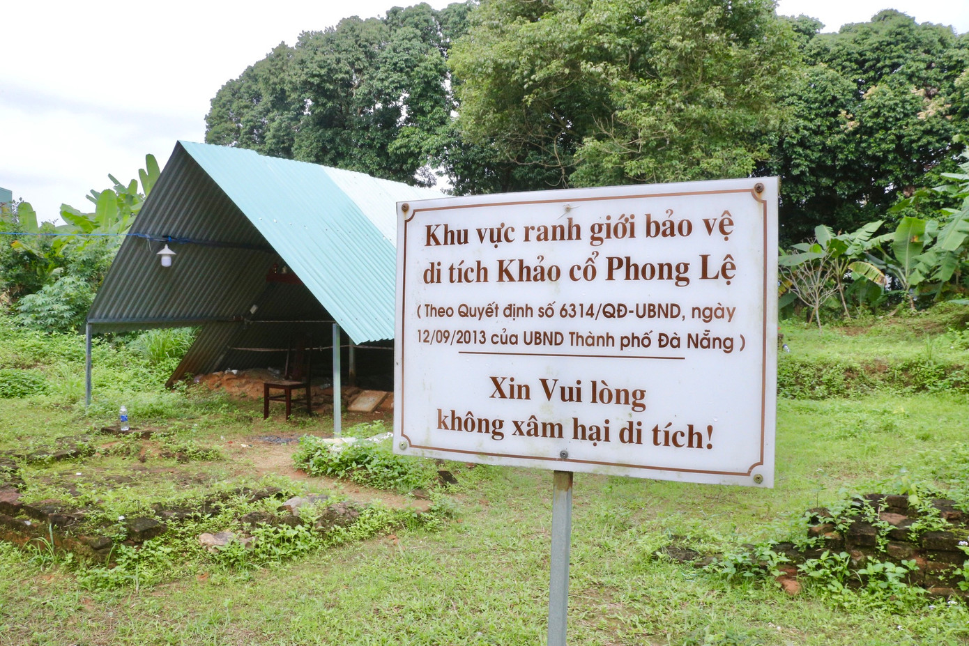 Di tích Chăm Phong Lệ được phát lộ năm 2011 và thực hiện khai quật khảo cổ lần đầu năm 2012 trên diện tích 500m2. Kết quả khảo cổ cho thấy tại đây là di tích của ít nhất 3 ngôi tháp Chăm xây dựng vào khoảng thế kỷ XI, đến nay có niên đại khoảng 1.000 năm.