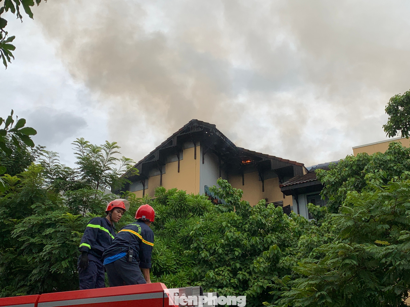 Căn nhà bốc cháy trên đường Nguyễn Tất Thành.