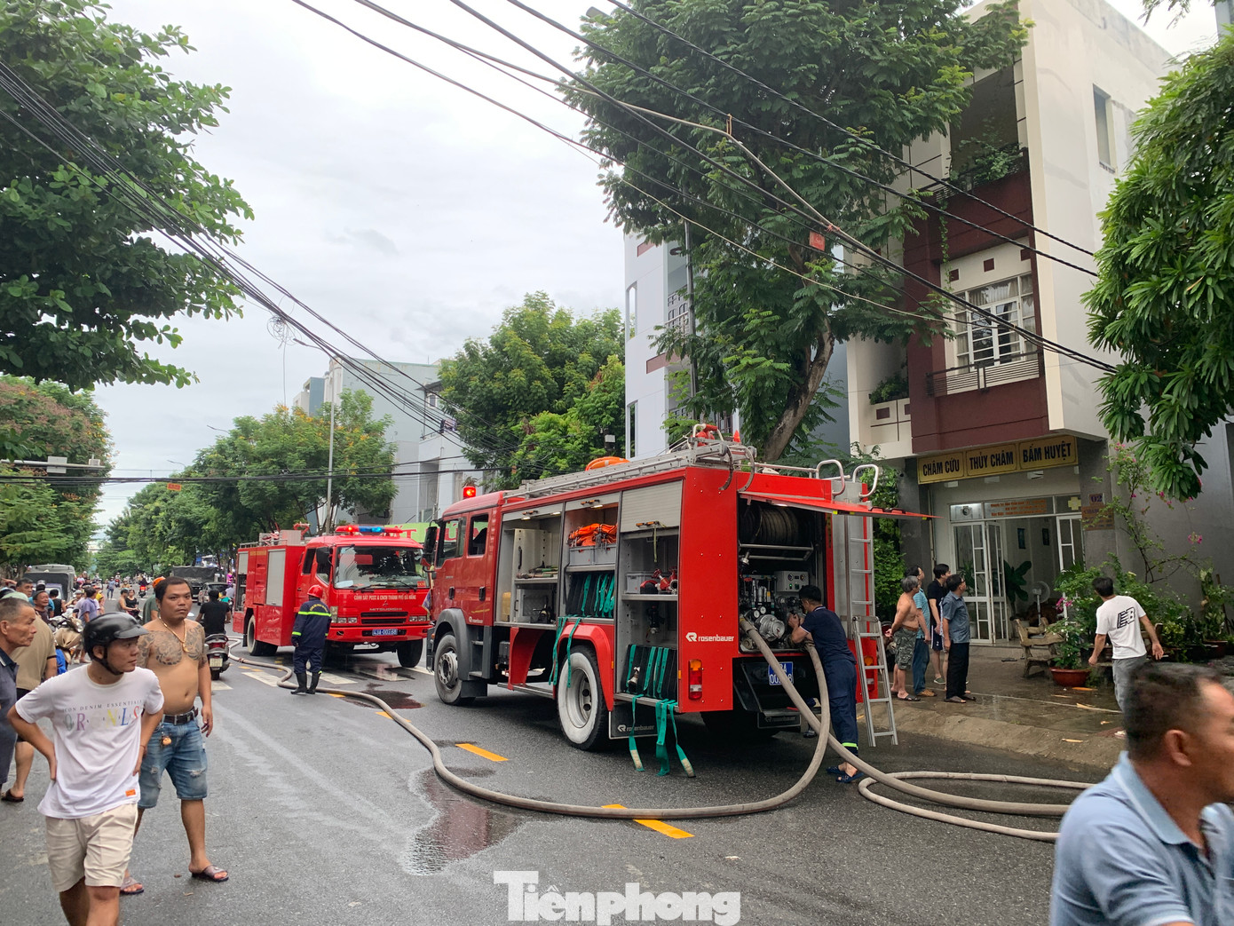 Nhiều xe PCCC được huy động đến hiện trường.