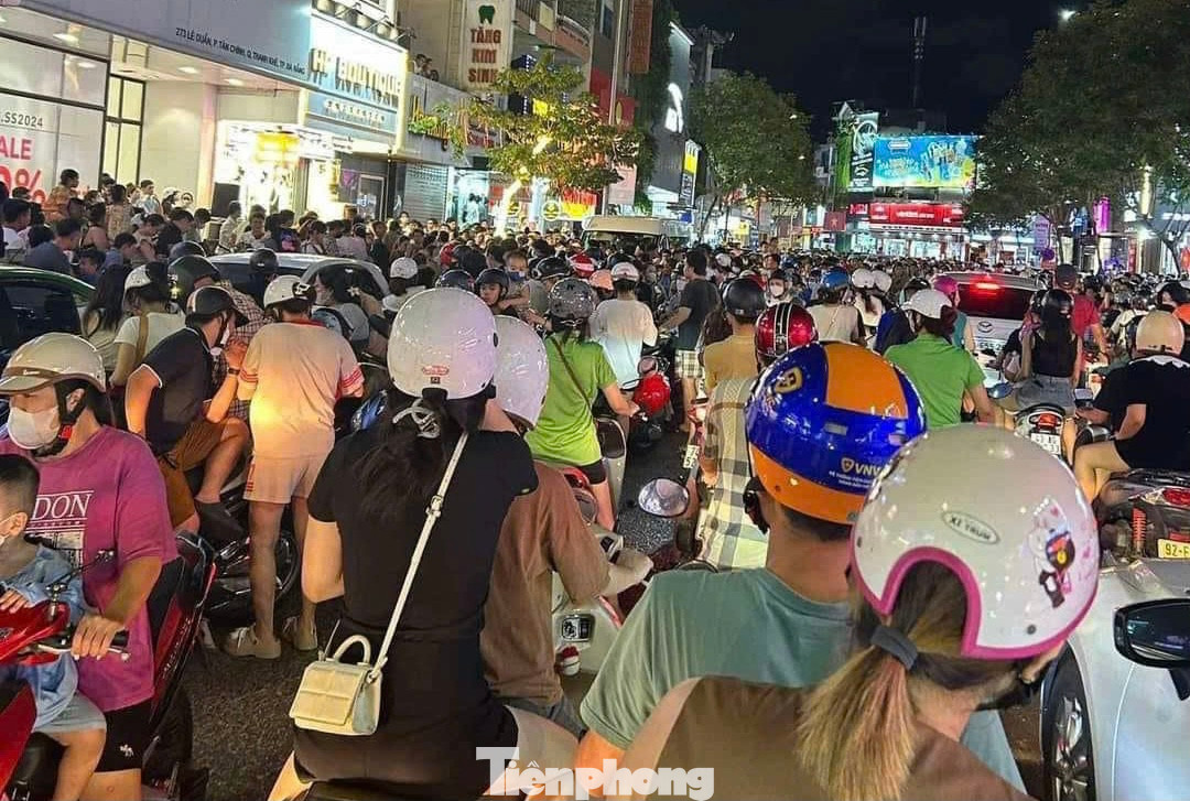 "Không ngờ lượng người đổ đi chơi Trung thu đông đến như vậy. Tôi chở con đi dạo một vòng cho có không khí nhưng giờ mắc kẹt luôn tại đây không biết khi nào mới về tới nhà", chị Nguyễn Thi - trú quận Cẩm Lệ cho biết.