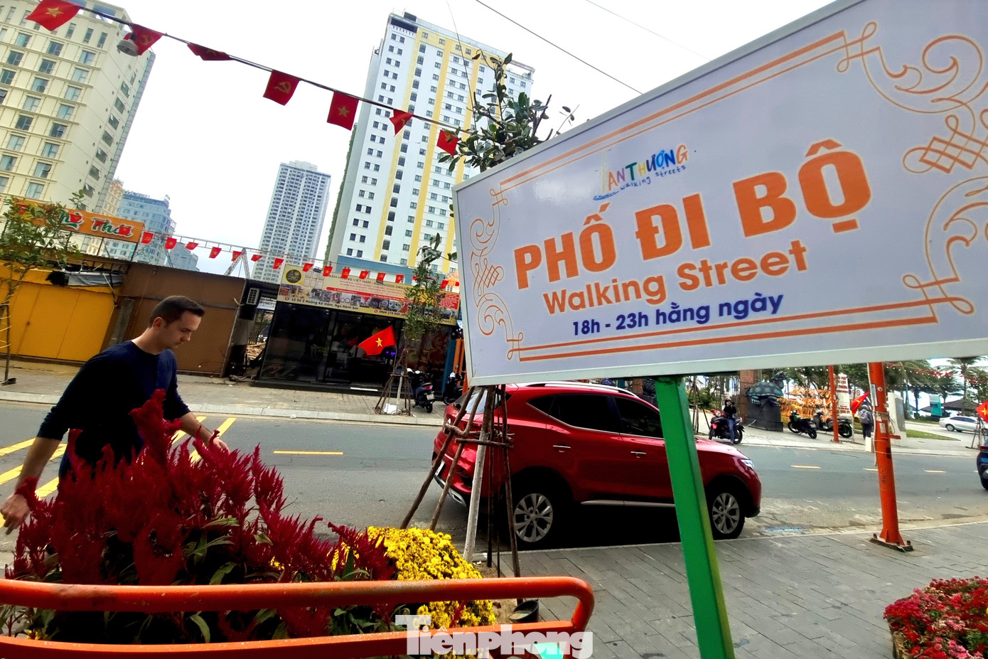 Phố du lịch An Thượng là nơi tập trung rất đông du khách. Nhiều quán ăn uống, làm đẹp…mở cửa xuyên đêm để phục vụ nhu cầu của khách quốc tế. Họ chọn lưu trú nơi này còn vì gần biển, chỉ đi bộ vài phút là tới.