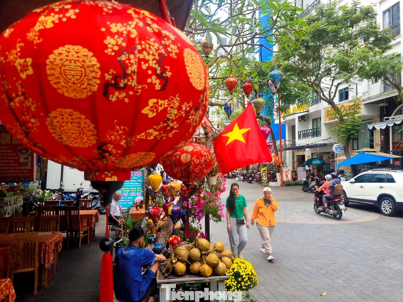 Chị Chaewon (Hàn Quốc) cho hay Tết của Việt Nam có nhiều nét giống với đất nước cô. Tuy nhiên người Hàn Quốc ăn Tết ít ngày hơn. “Khi tới phố An Thượng, tôi ấn tượng nhất là hầu như tuyến đường nào cũng treo cờ và đèn lồng màu đỏ rất nhiều, rất đẹp”, chị nói.