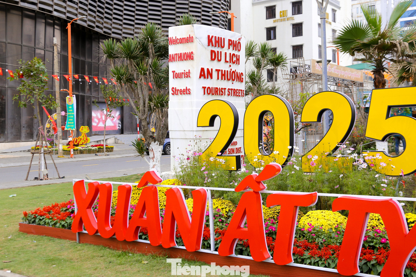 Phố du lịch An Thượng là nơi tập trung rất đông du khách. Nhiều quán ăn uống, làm đẹp…mở cửa xuyên đêm để phục vụ nhu cầu của khách quốc tế. Họ chọn lưu trú nơi này còn vì gần biển, chỉ đi bộ vài phút là tới.