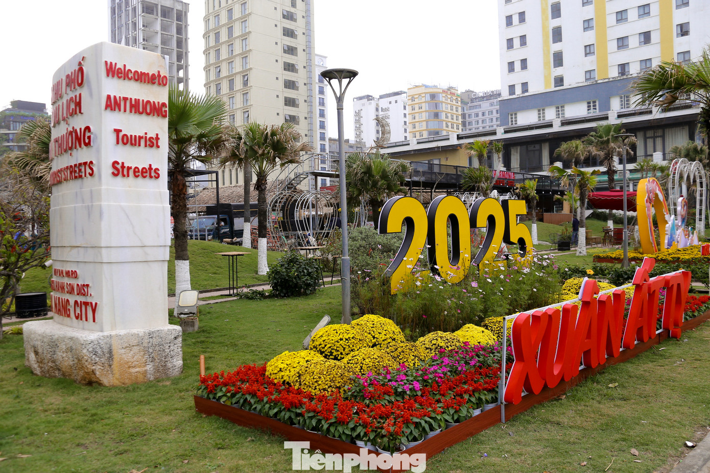 Sắc hoa vẫn còn tươi thắm dù đã hết Tết.