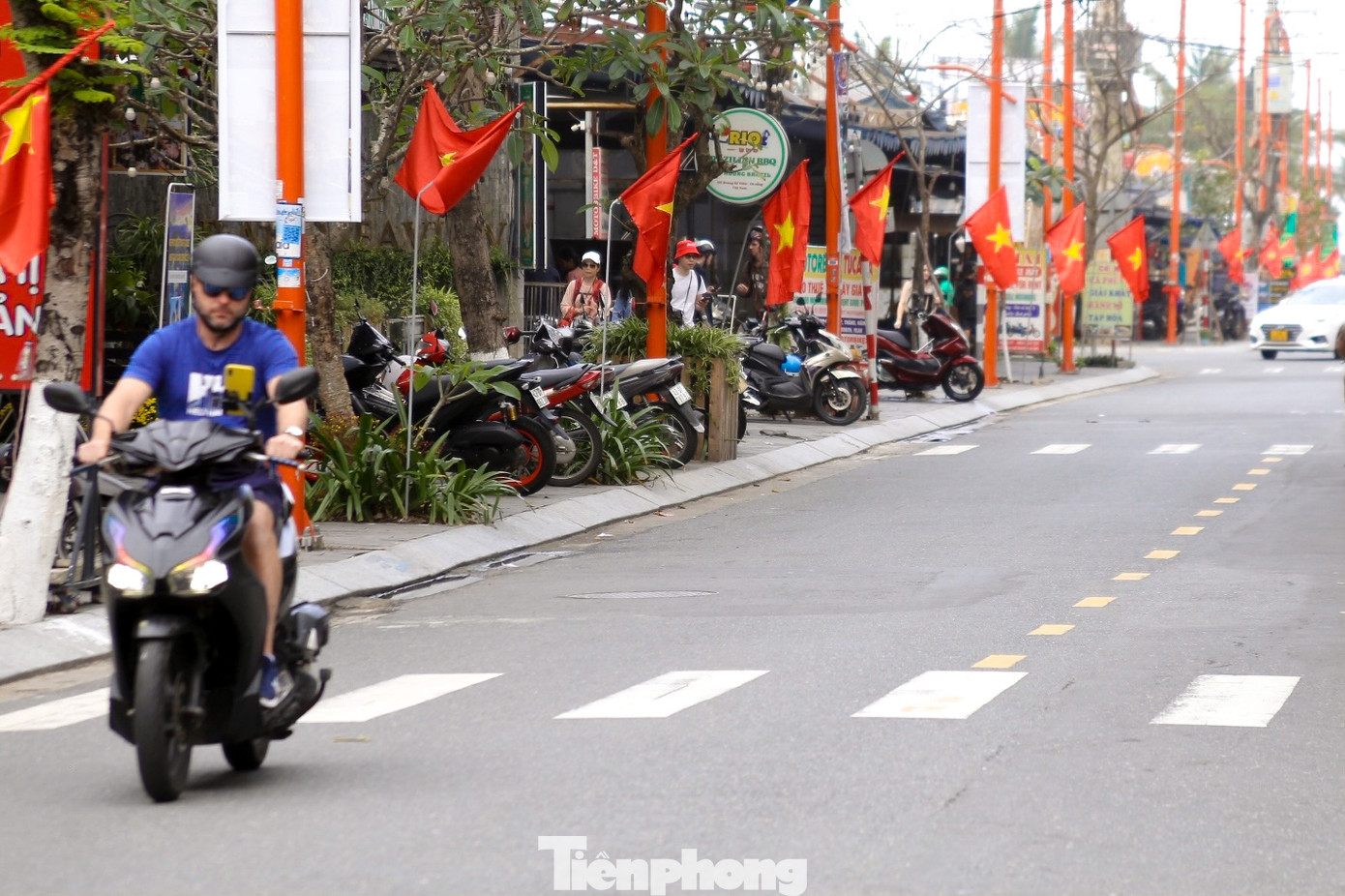 Tuyến đường Hoàng Kế Viêm vào "phố Tây" rực rỡ sắc hoa, cờ trang trí. Các cụm hoa dọc tuyến đường được hình thành từ trước Tết đến nay vẫn còn tươi với nhiều màu sắc.