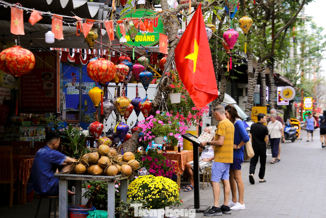 Các cửa hàng, khách sạn, quán cà phê…trong phố Tây cũng giữ nguyên đồ trang trí trong dịp Tết vì vừa đẹp mắt, vừa thu hút du khách. Đại diện một khách sạn cho hay khách nước ngoài khi thấy ngoài sảnh đặt rất nhiều chậu cúc đã tò mò hỏi nhân sự kiện gì.