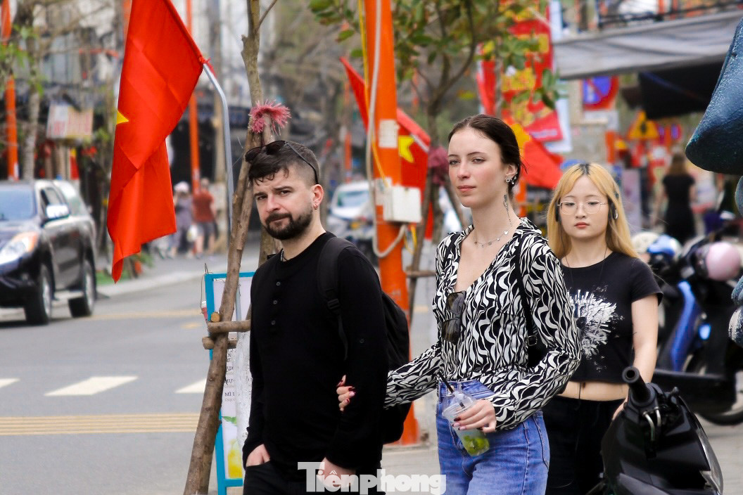 Anh Liam (27 tuổi, Úc) cho hay mới tới Đà Nẵng hai ngày và khá ngạc nhiên vì các tuyến đường và cửa hàng đều có hoa, treo cờ và đèn lồng rất đẹp. “Sau khi hỏi mọi người tôi mới biết đây là dịp Tết của người Việt nên khắp nơi đều trang trí. Dù muộn nhưng tôi cũng cảm nhận được không khí đón năm mới của người Việt”, anh chia sẻ.