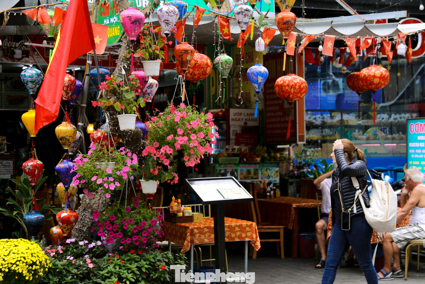 Các cửa hàng, khách sạn, quán cà phê…trong phố Tây cũng giữ nguyên đồ trang trí trong dịp Tết vì vừa đẹp mắt, vừa thu hút du khách. Đại diện một khách sạn cho hay khách nước ngoài khi thấy ngoài sảnh đặt rất nhiều chậu cúc đã tò mò hỏi nhân sự kiện gì.