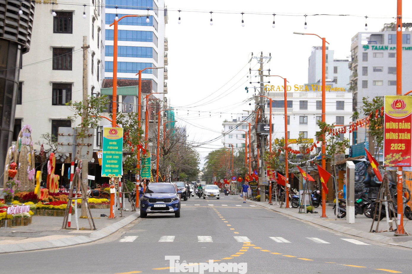 Tuyến đường Hoàng Kế Viêm vào "phố Tây" rực rỡ sắc hoa, cờ trang trí. Các cụm hoa dọc tuyến đường được hình thành từ trước Tết đến nay vẫn còn tươi với nhiều màu sắc.