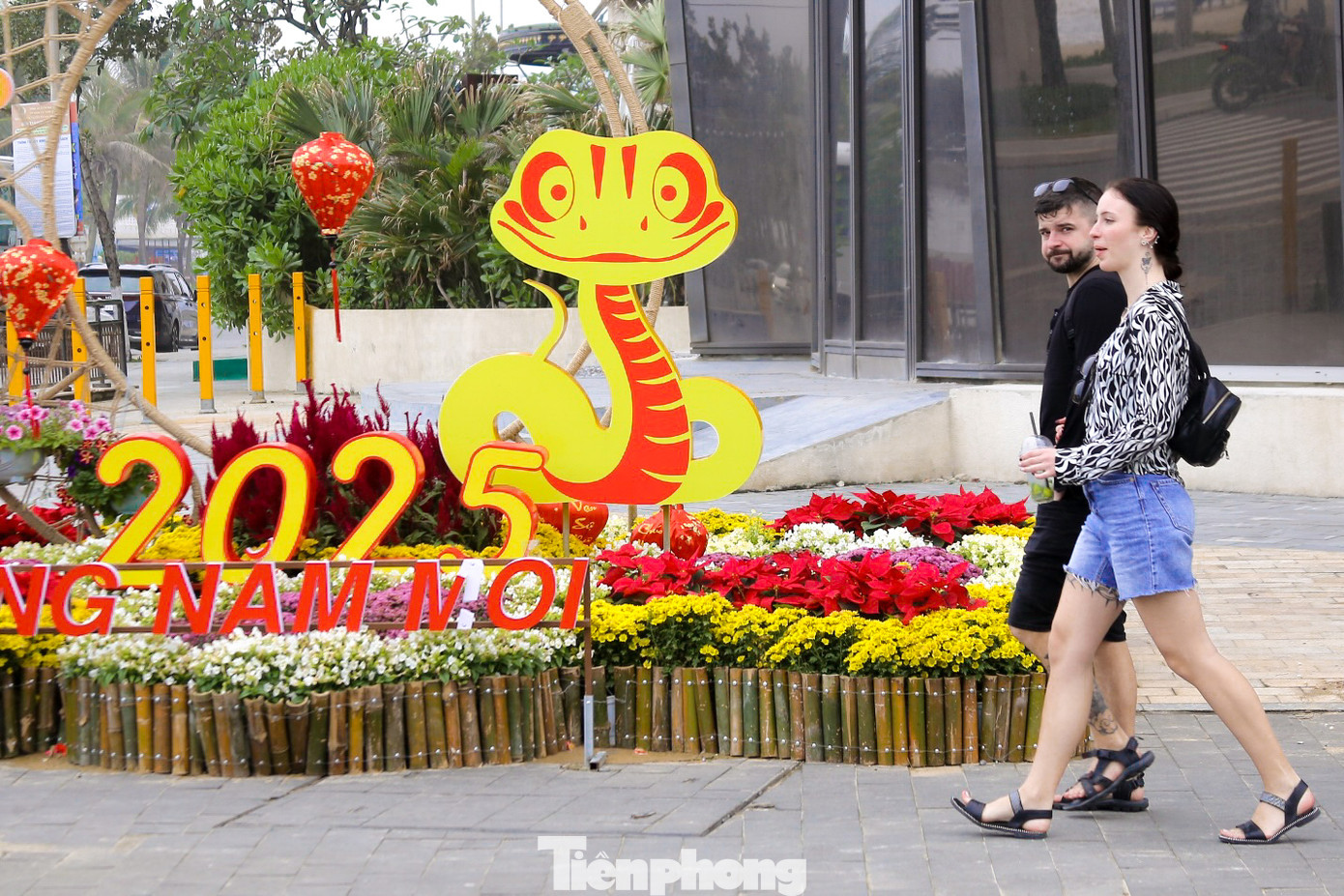 Du khách thích thú sải bước, đi dạo ngắm hoa tại phố đi bộ.