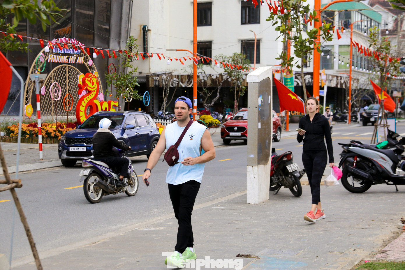 Du khách thích thú sải bước, đi dạo ngắm hoa tại phố đi bộ.