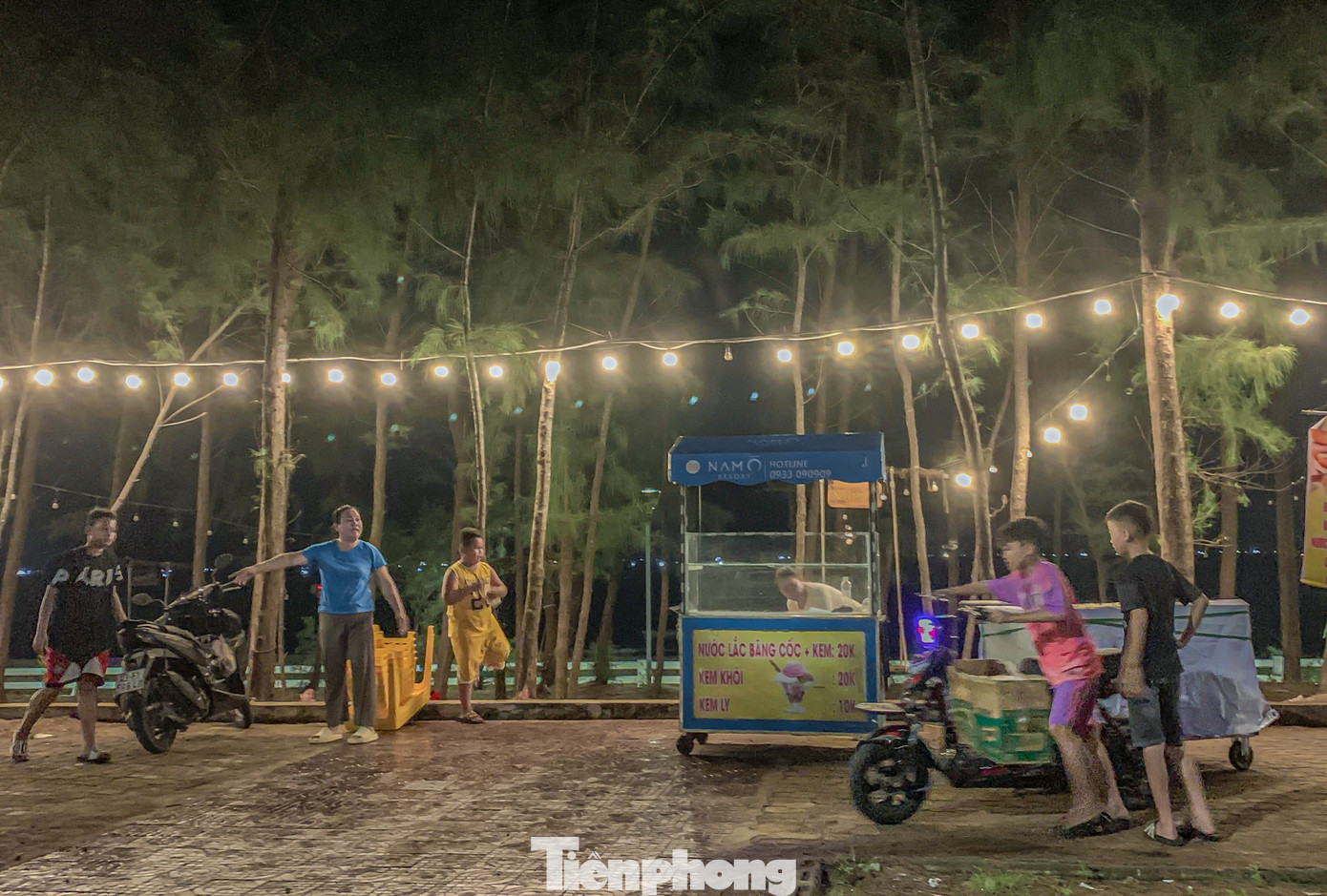 Nhiều người dọn hàng về từ rất sớm vì vắng khách, một số ít vẫn ở lại ngồi đợi để bán cho hết hàng.