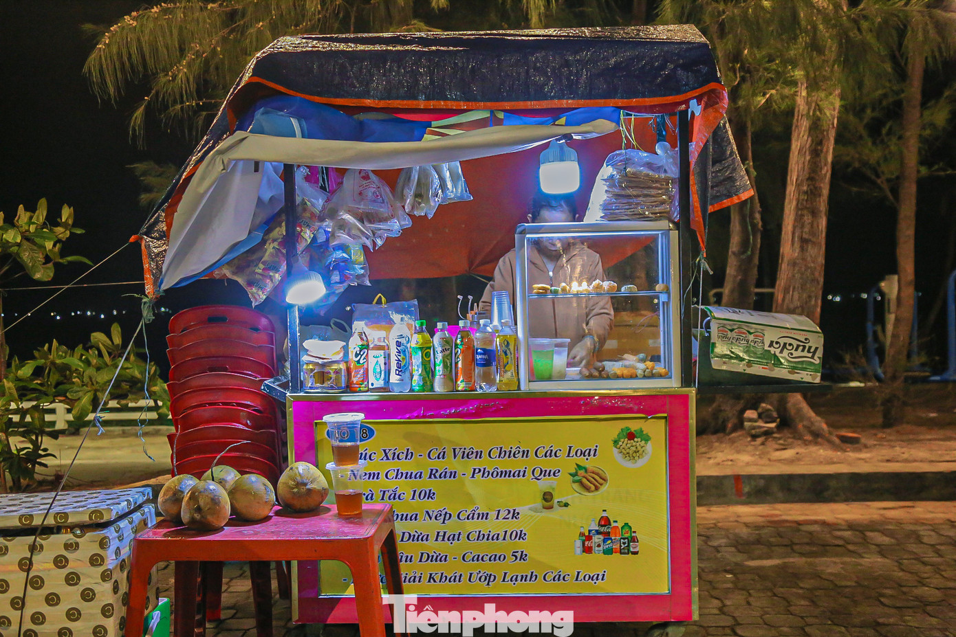 Nhiều người dọn hàng về từ rất sớm vì vắng khách, một số ít vẫn ở lại ngồi đợi để bán cho hết hàng.