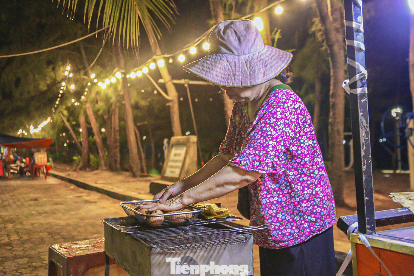 Nhiều người dọn hàng về từ rất sớm vì vắng khách, một số ít vẫn ở lại ngồi đợi để bán cho hết hàng.