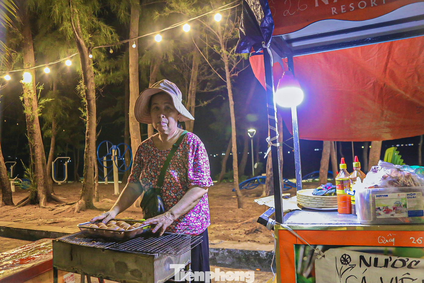 Bà Đặng Thị Nở, người dân buôn bán trên tuyến phố ăn vặt cho biết, những tháng đầu người dân, du khách đổ xô đến đông đúc nhưng sau nửa năm trở lại đây thì khách không còn như trước. “Tôi bán ở đây từ khi mới khai trương đến bây giờ đều sống nhờ vào chiếc xe hàng này, nếu vắng khách như thế thì không biết phải làm sao. Trước đây có gần 50 hộ buôn bán tại phố ăn vặt này nhưng giờ chỉ còn chưa tới 10 hộ”, bà Nở chia sẻ.