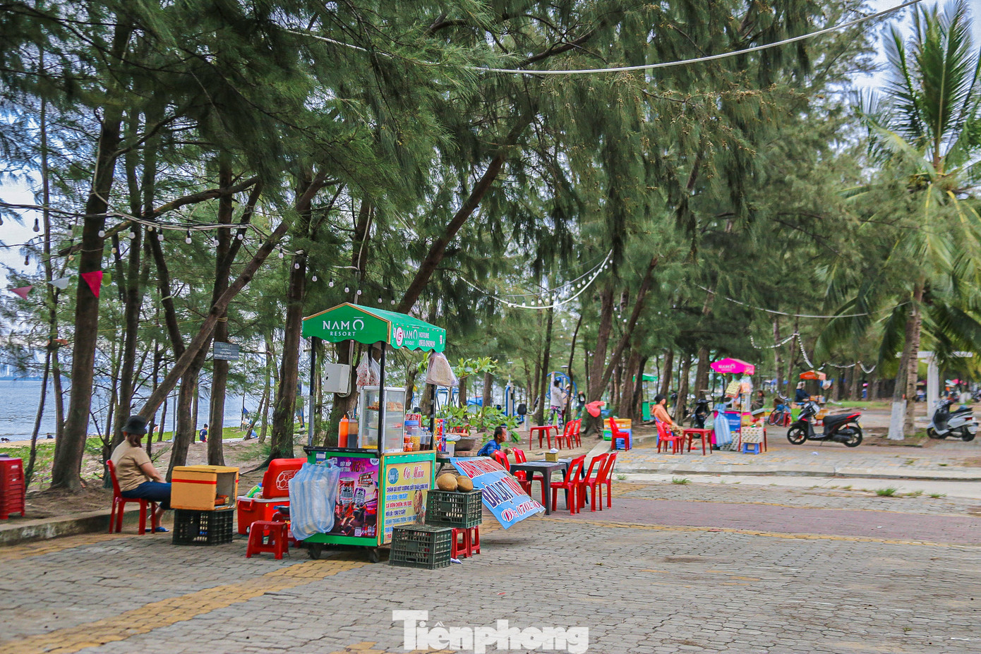 Tuy nhiên đến nay, sau hơn 1 năm khai trương, tuyến phố ăn vặt Nam Ô đang ngày càng vắng vẻ, đìu hiu không có khách dù là cuối tuần, chỉ còn vài hộ dân duy trì hoạt động.