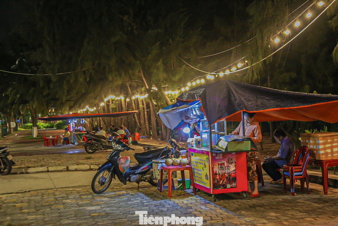 Dù là buổi tối cuối tuần, nhưng cả tuyến phố ăn vặt chỉ có vài người thưa thớt.