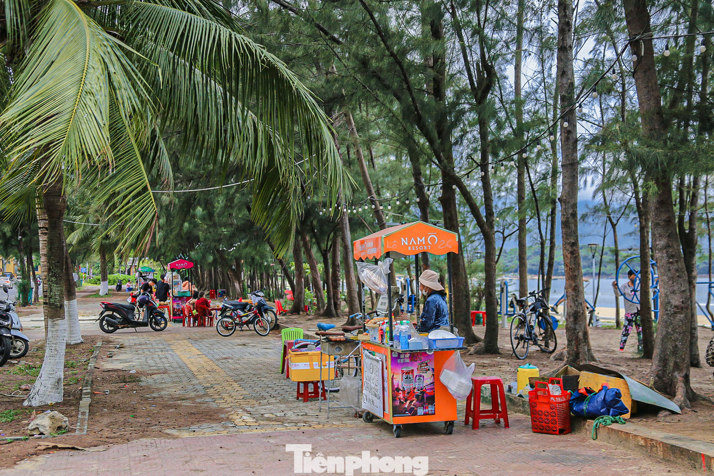 Tuy nhiên đến nay, sau hơn 1 năm khai trương, tuyến phố ăn vặt Nam Ô đang ngày càng vắng vẻ, đìu hiu không có khách dù là cuối tuần, chỉ còn vài hộ dân duy trì hoạt động.