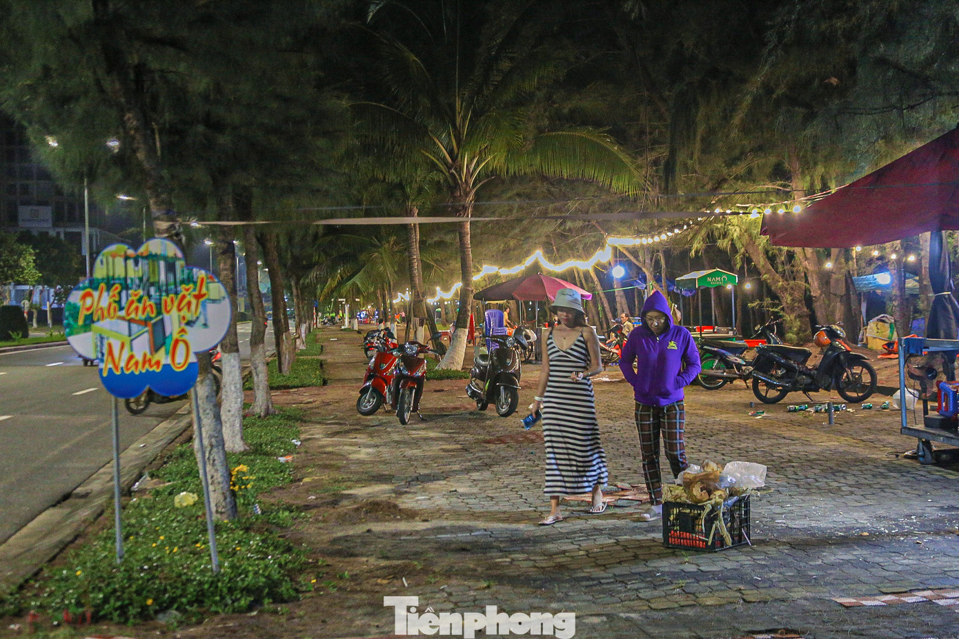 Dù là buổi tối cuối tuần, nhưng cả tuyến phố ăn vặt chỉ có vài người thưa thớt.