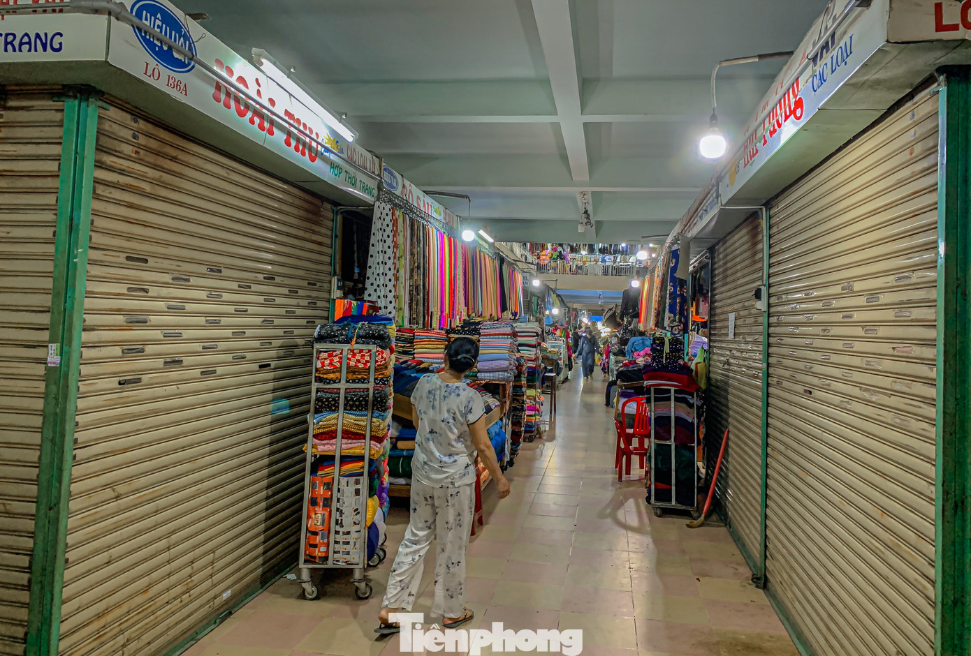 Cảnh ế ẩm kéo dài, chợ "đói khách" khiến tiểu thương chỉ biết than ngắn thở dài.