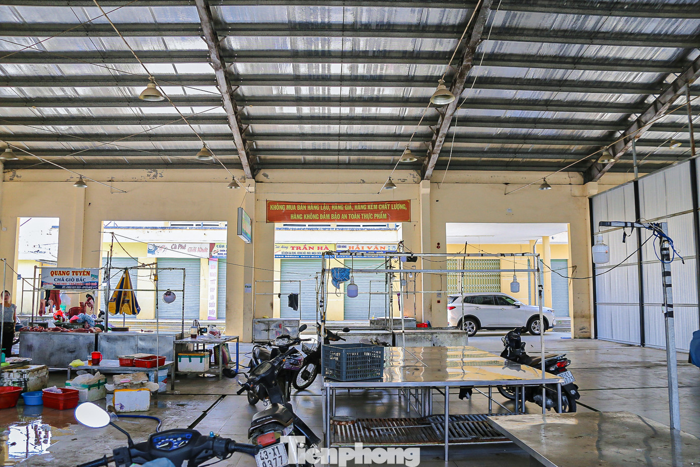 Ghi nhận của phóng viên, nhiều quầy ki-ốt tại chợ Hòa Phát đã đóng cửa hoàn toàn vì ế ẩm, nhiều tiểu thương đã chuyển đến nơi khác buôn bán vì vắng bóng khách mua. Hiện tại chỉ còn 13 hộ kinh doanh các mặt hàng rau, thịt, củ quả… còn bám trụ lại.