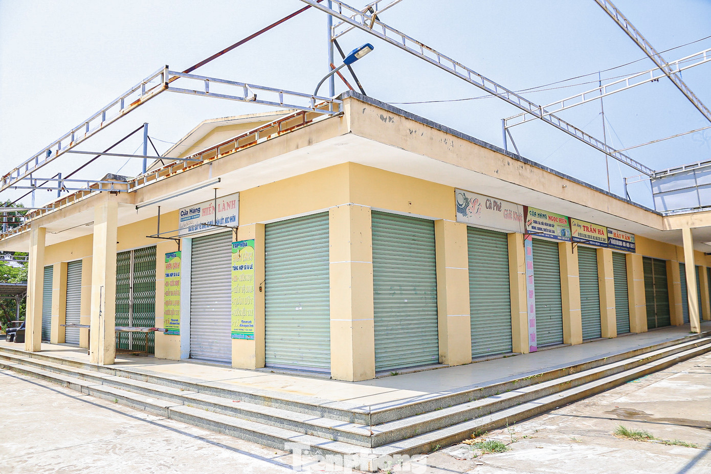 Chợ Hòa Phát khởi công xây dựng từ tháng 10/2016, trên diện tích 4.000 m2, với tổng số 208 quầy, sạp kinh doanh. Kinh phí đầu tư 10 tỷ đồng, trong đó ngân sách thành phố 50% và vốn đối ứng huy động đóng góp các hộ kinh doanh tại chợ 50%. Chợ là nơi phục vụ mua bán, giao thương cho hơn 15.000 hộ dân phía Tây quận Cẩm Lệ.