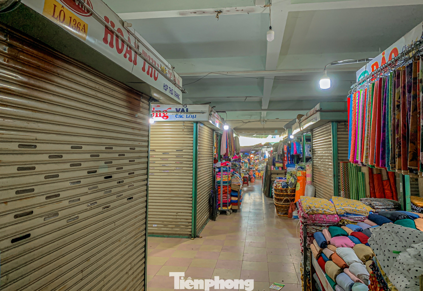 Không riêng gì chợ Hòa Phát, chợ Hòa Khánh (Liên Chiểu) cũng trong tình trạng đói khách, nhiều tiểu thương đã treo biển sang nhượng ki-ốt cả năm nay nhưng chẳng ai đoái hoài.