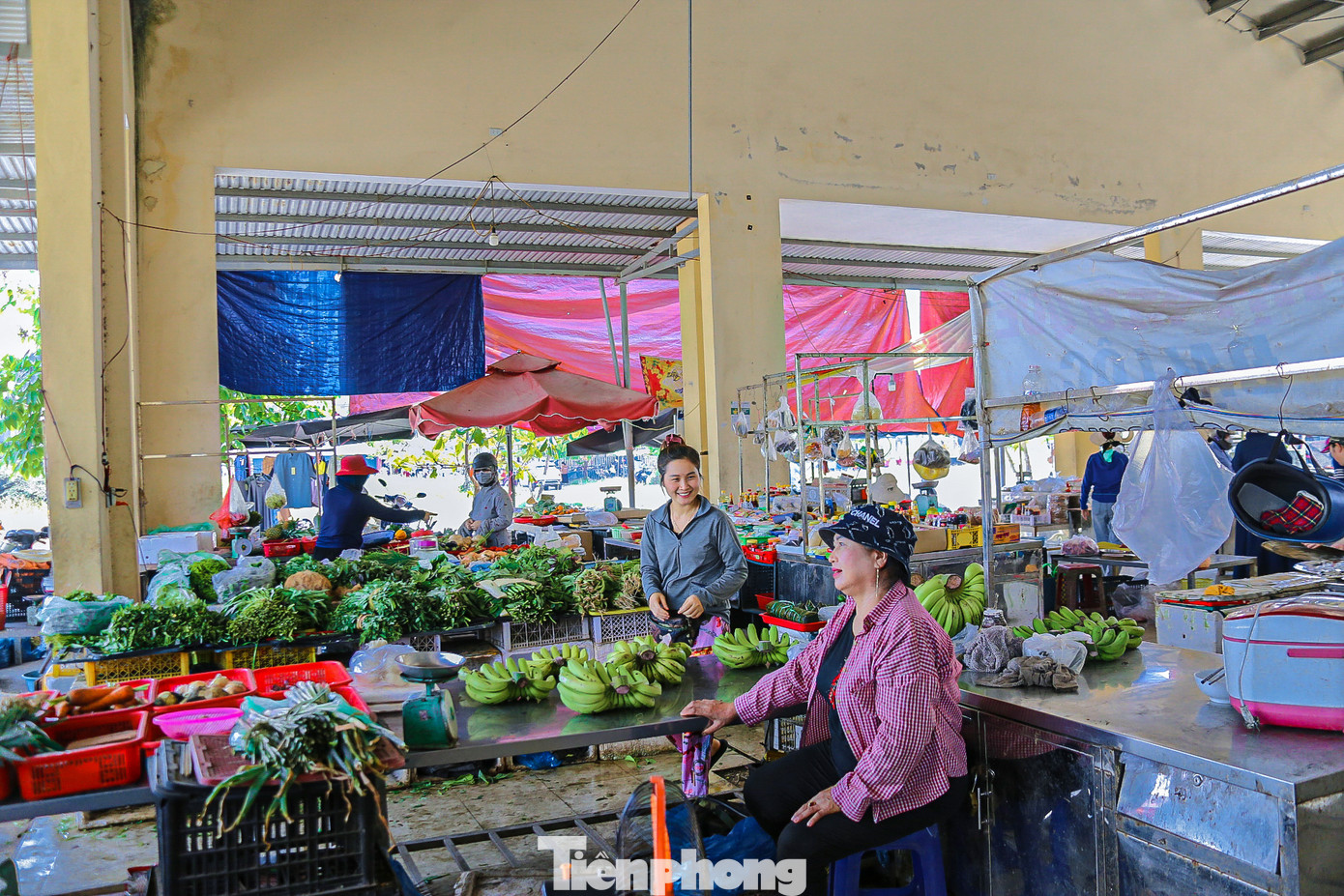 Chợ ế, sức mua kém khiến tiểu thương không dám nhập hàng về nhiều, chỉ bán số lượng ít, cầm chừng được ngày nào hay ngày đó.