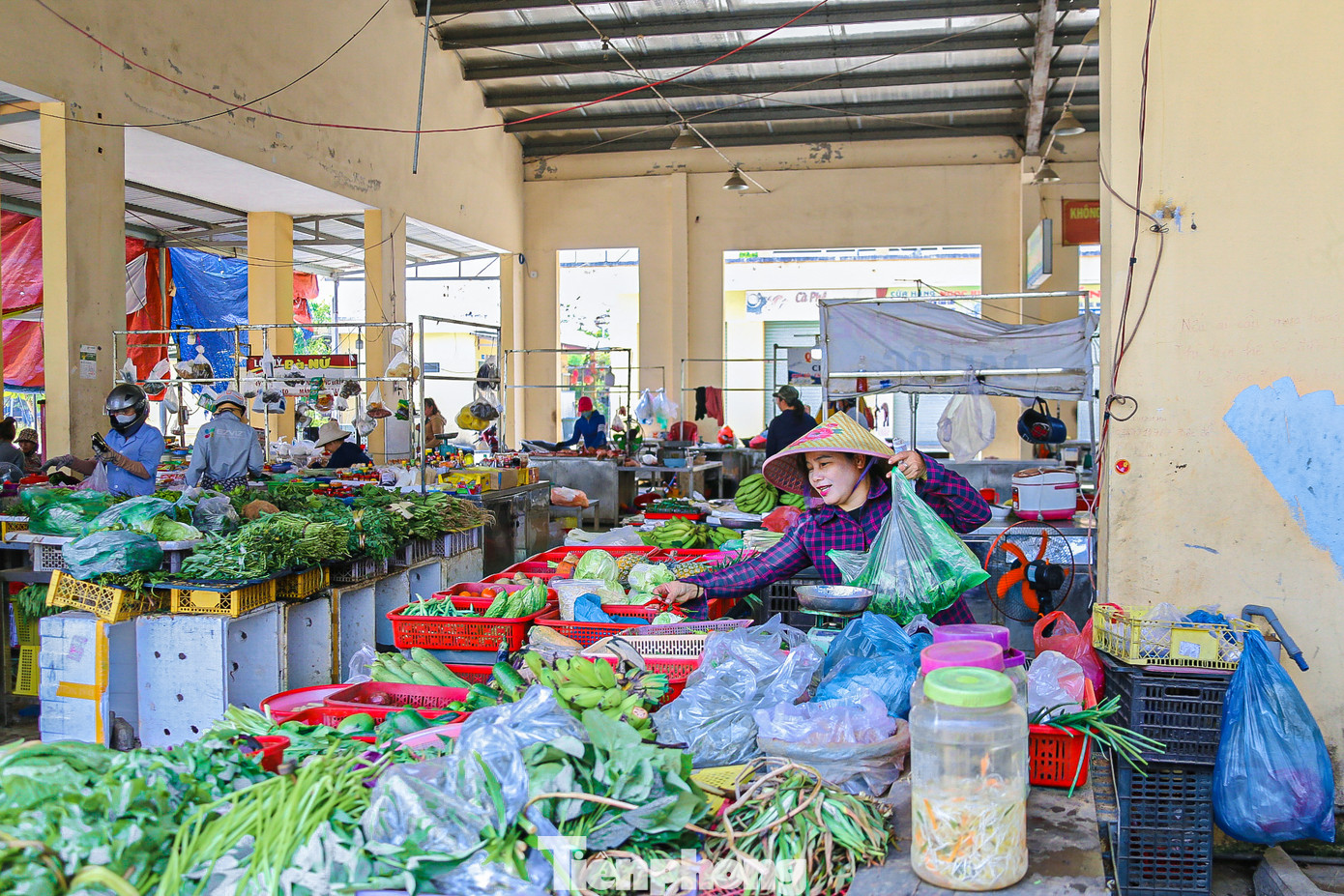 Ông Ngô Thanh Thu - Phó Ban quản lý các chợ quận Cẩm Lệ - cho biết: Trước đây khi mới mở rất nhiều tiểu thương đổ về buôn bán, các lô trong chợ Hòa Phát bán đầy đủ các mặt hàng từ áo quần, giày dép, đồ gia dụng…. Tuy nhiên, sau một thời gian thì khách mua thưa thớt, hàng bán chậm, ế ẩm diễn ra hơn 2 năm nay khiến nhiều tiểu thương đã phải bỏ chợ đi nơi khác, hiện chỉ còn 13 hộ còn bám trụ lại đây.