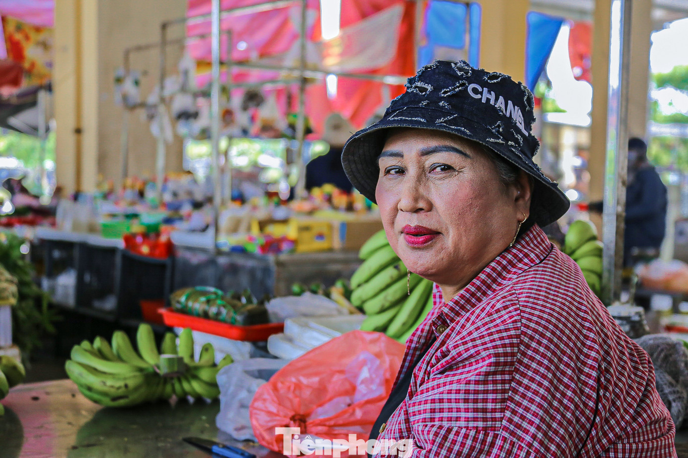 Ngồi đợi khách tới mua, bà Bùi Thị Lài - tiểu thương chợ Hòa Phát - cho biết bà dọn hàng ra từ sáng sớm nhưng đến giờ chỉ có 1-2 khách mua, nhiều lúc ngồi cả ngày chẳng có ai đoái hoài. “Tôi bán ở đây được mấy năm rồi, trước đây khi mới khai trương chợ tiểu thương đều đổ về buôn bán nhưng giờ ế ẩm quá họ bỏ đi chẳng còn ai. Tôi giờ không dám nhập hàng về nhiều vì sợ bán không được, chỉ bán lưa thưa được cái nào hay cái đó”, bà Lài than thở.