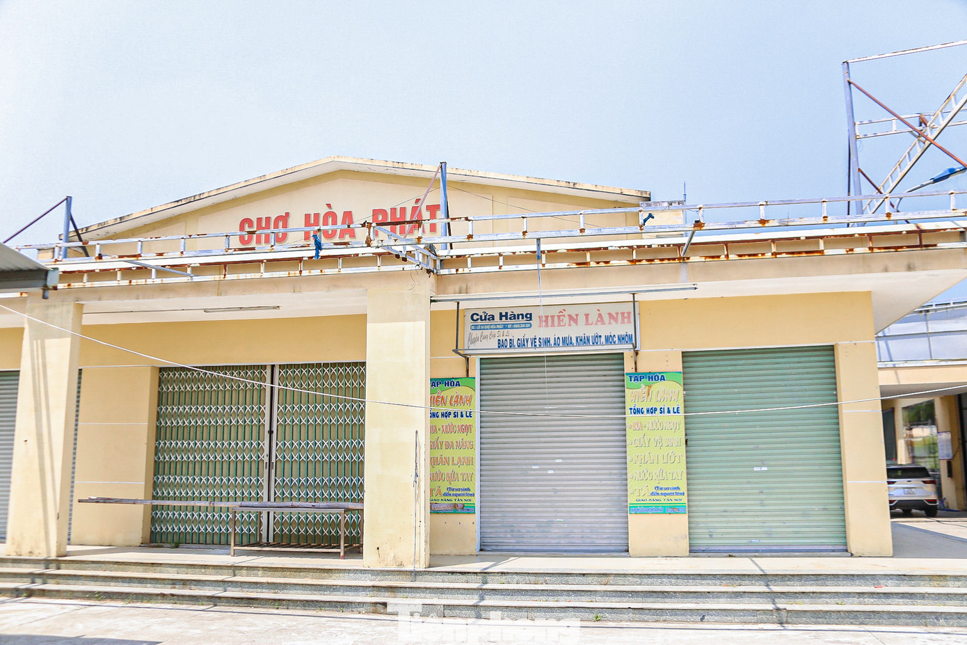 Ghi nhận của phóng viên, nhiều quầy ki-ốt tại chợ Hòa Phát đã đóng cửa hoàn toàn vì ế ẩm, nhiều tiểu thương đã chuyển đến nơi khác buôn bán vì vắng bóng khách mua. Hiện tại chỉ còn 13 hộ kinh doanh các mặt hàng rau, thịt, củ quả… còn bám trụ lại.