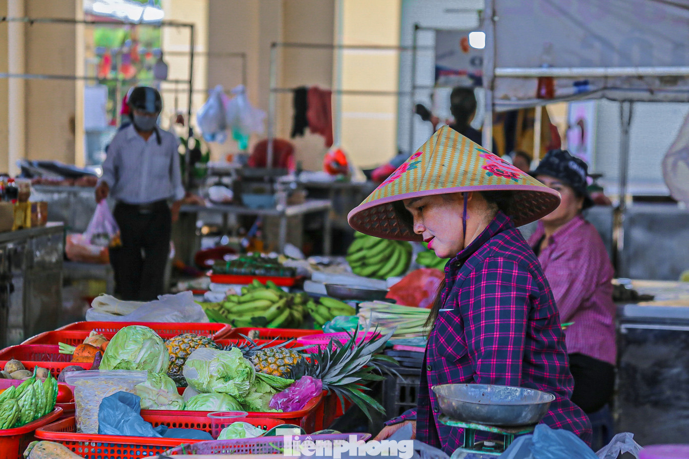 “Chúng tôi giờ chuyển đi chỗ khác cũng rất khó nên chỉ biết bám trụ ở đây, nhìn quanh làm gì có ai đâu, thỉnh thoảng mới có vài người tới hỏi mua. Tuy chợ gần đường, gần trường học nhưng chẳng có khách là bao, người đi chợ cũng thưa thớt nên không khí ở đây vắng vẻ, đìu hiu cả năm nay”, bà Phan Thị Hà - tiểu thương chợ Hòa Phát - chia sẻ.