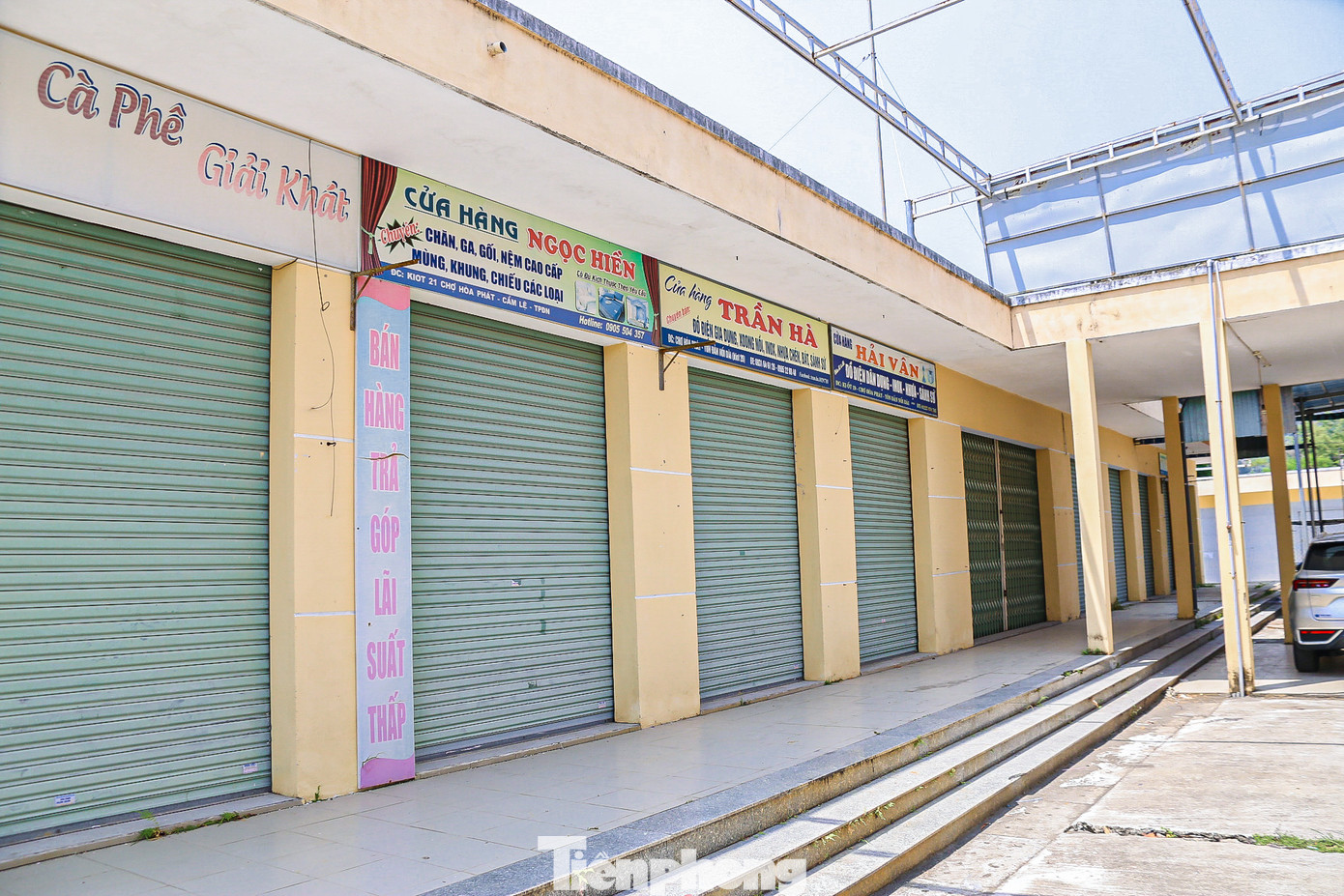 Hàng loạt ki-ốt trước đây chuyên bán áo quần, đồ điện gia dụng… cũng đã đóng cửa hoàn toàn, trả mặt bằng cho ban quản lý chợ.