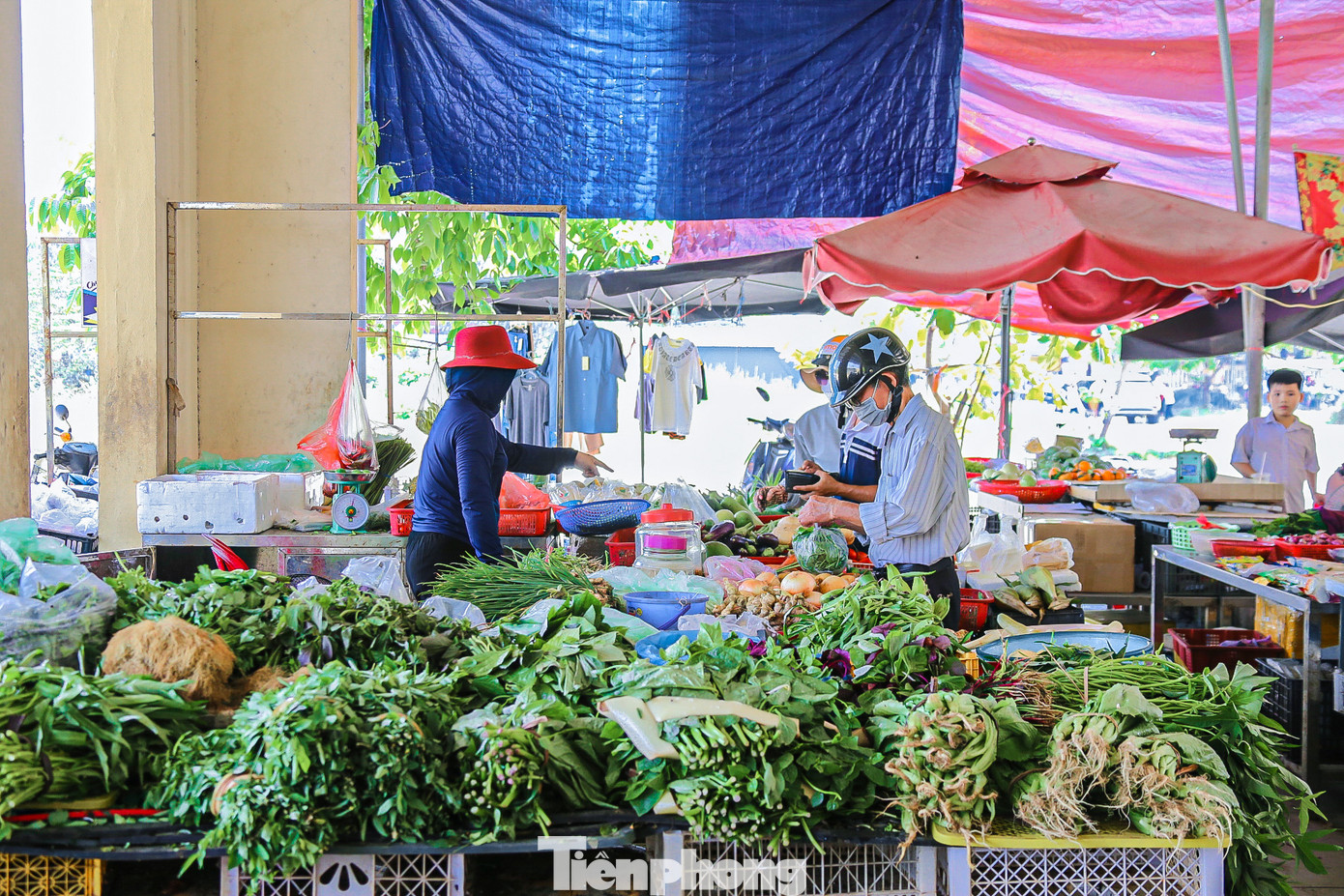 Chợ ế, sức mua kém khiến tiểu thương không dám nhập hàng về nhiều, chỉ bán số lượng ít, cầm chừng được ngày nào hay ngày đó.